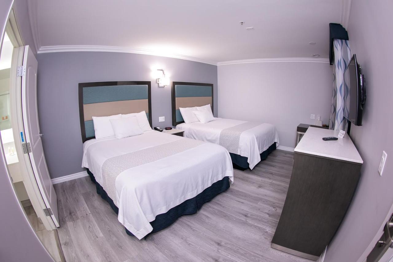 Travelodge Inn & Suites By Wyndham Уест Ковина Екстериор снимка