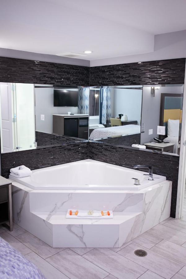 Travelodge Inn & Suites By Wyndham Уест Ковина Екстериор снимка